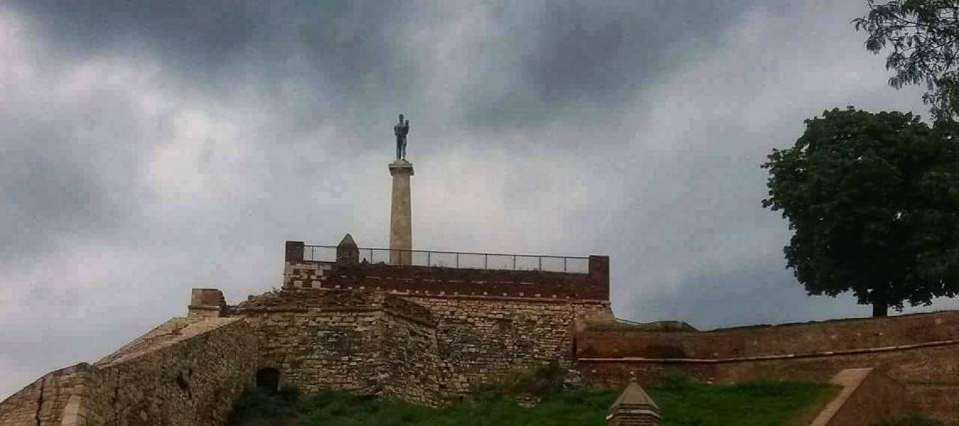 Zbog gondole posečeno staro drveće i srušene stepenice na Kalemegdanu FOTO: N.S.