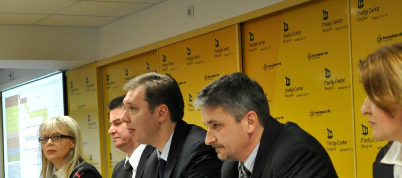 Zoran Livaja sedi sa leve strane Aleksandra Vučića u 2012. FOTO: Medija centar Beograd