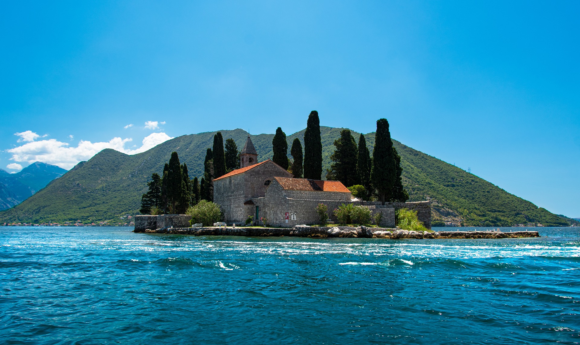 Crna Gora odustaje od izdavanja „zlatnih pasoša“?