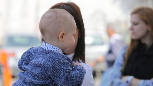 Mama koja drži dete