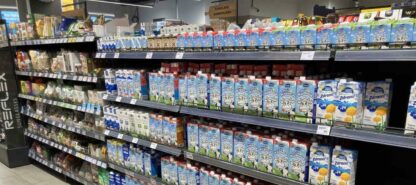 Mleko u rafovima u prodavnici