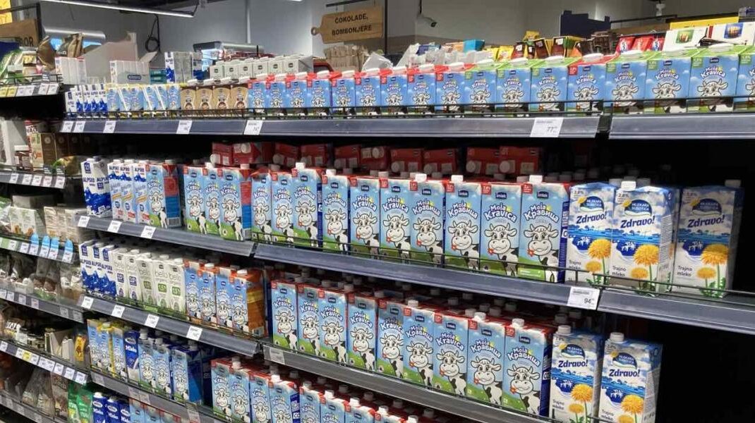 Mleko u rafovima u prodavnici