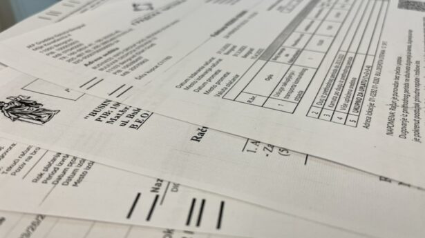 fakture papiri na gomili