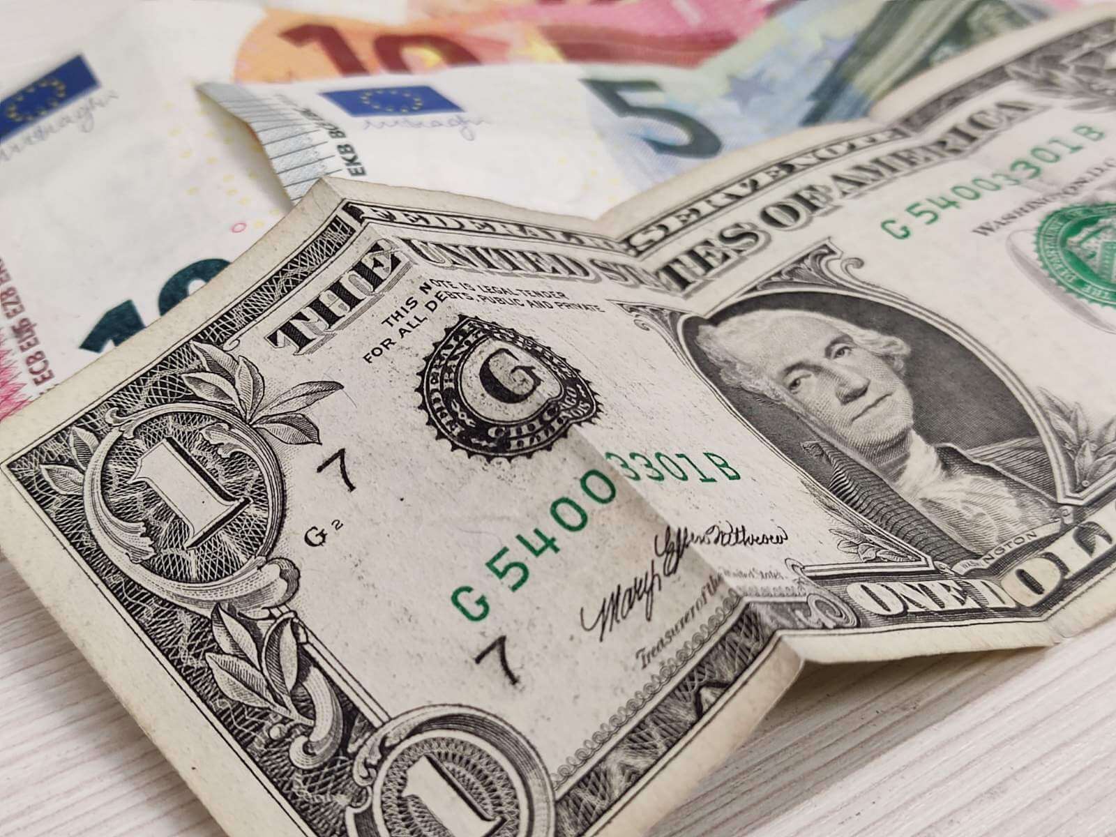 Centralne banke napuštaju dolar u korist zlata i veštačke inteligencije