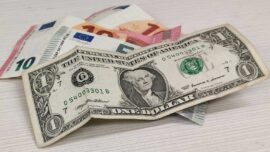 novčanice u dolarima i evrima na gomili
