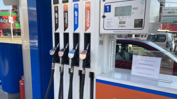 NIS-ova pumpa sa oznakom da ne prima kartice zbog uvođenja sankcija