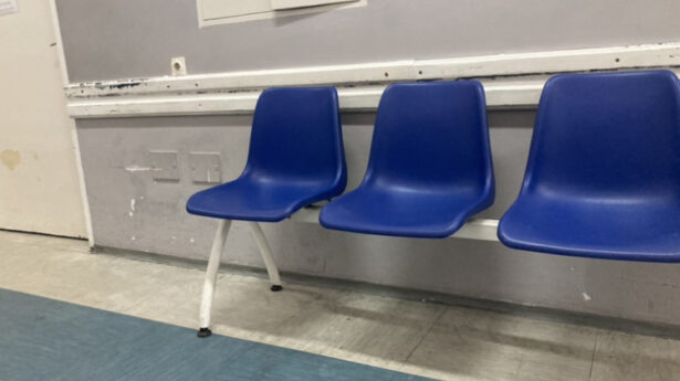 Plave stolice u cekaonici u bolnici