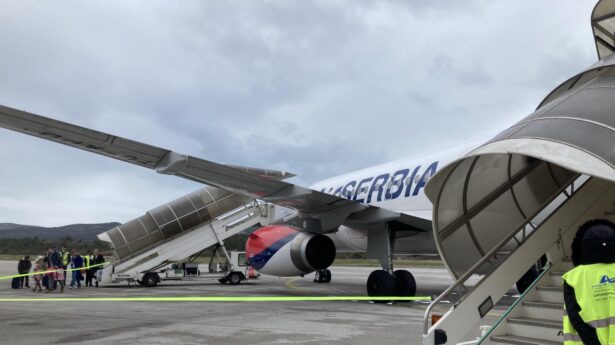 Avion Air Serbia na aerodromu koji se sprema za ukrcavanje