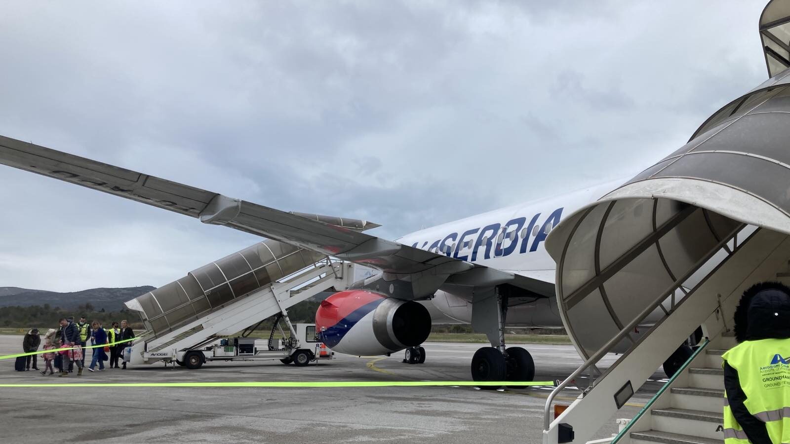 Avion Air Serbia na aerodromu koji se sprema za ukrcavanje
