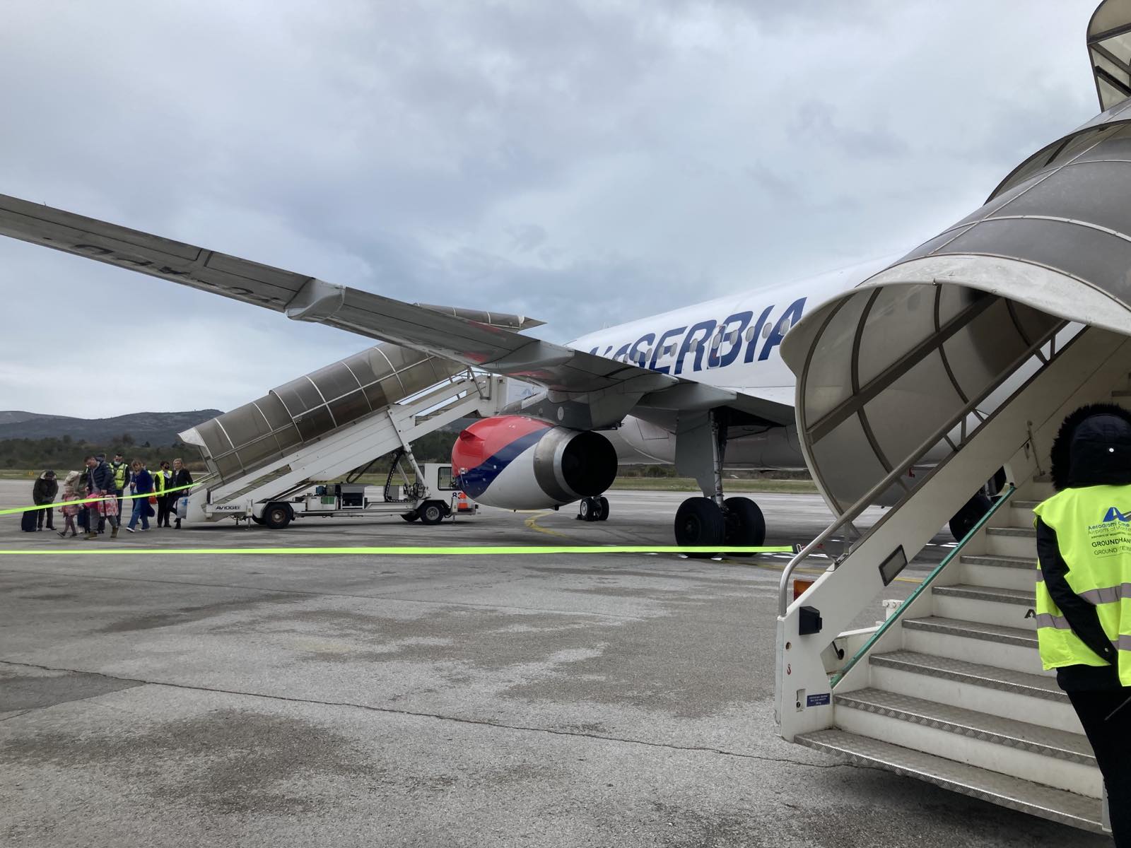 Avion Air Serbia na aerodromu koji se sprema za ukrcavanje