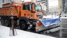 Kamion koji čisti sneg preduzeća JKP 