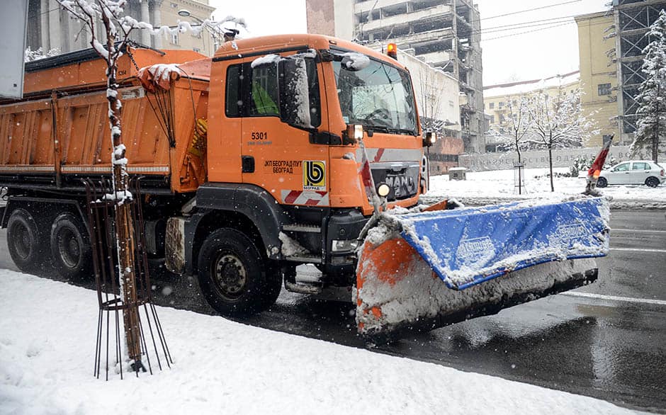 Kamion koji čisti sneg preduzeća JKP 