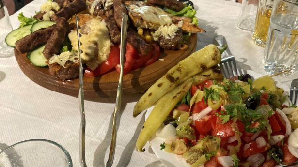 Rostilj i salate, rucak u restoranu