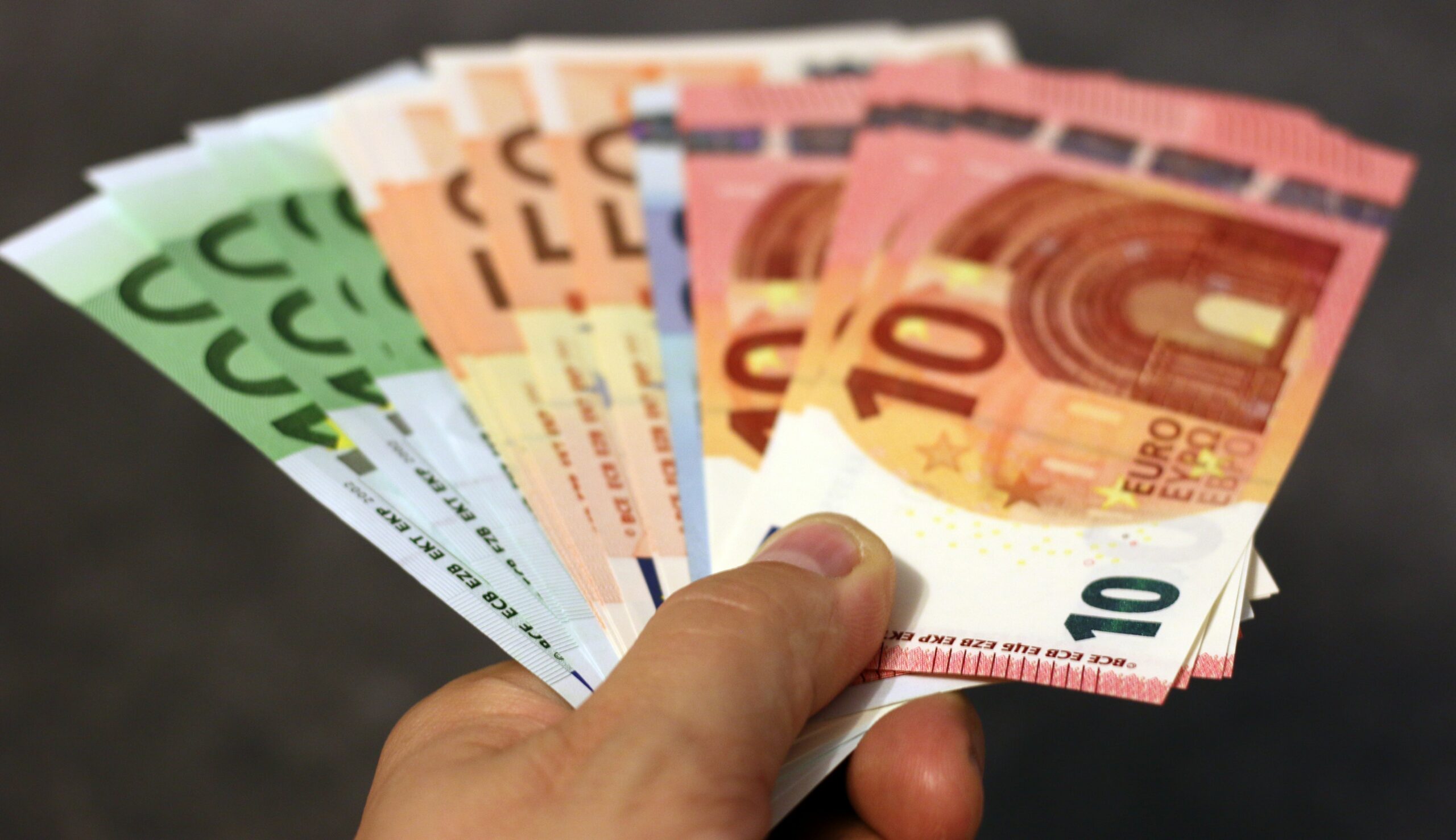 Novčanice evra u ruci