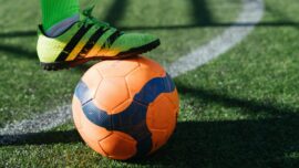 Kopacka na fudbalskoj lopti na travi