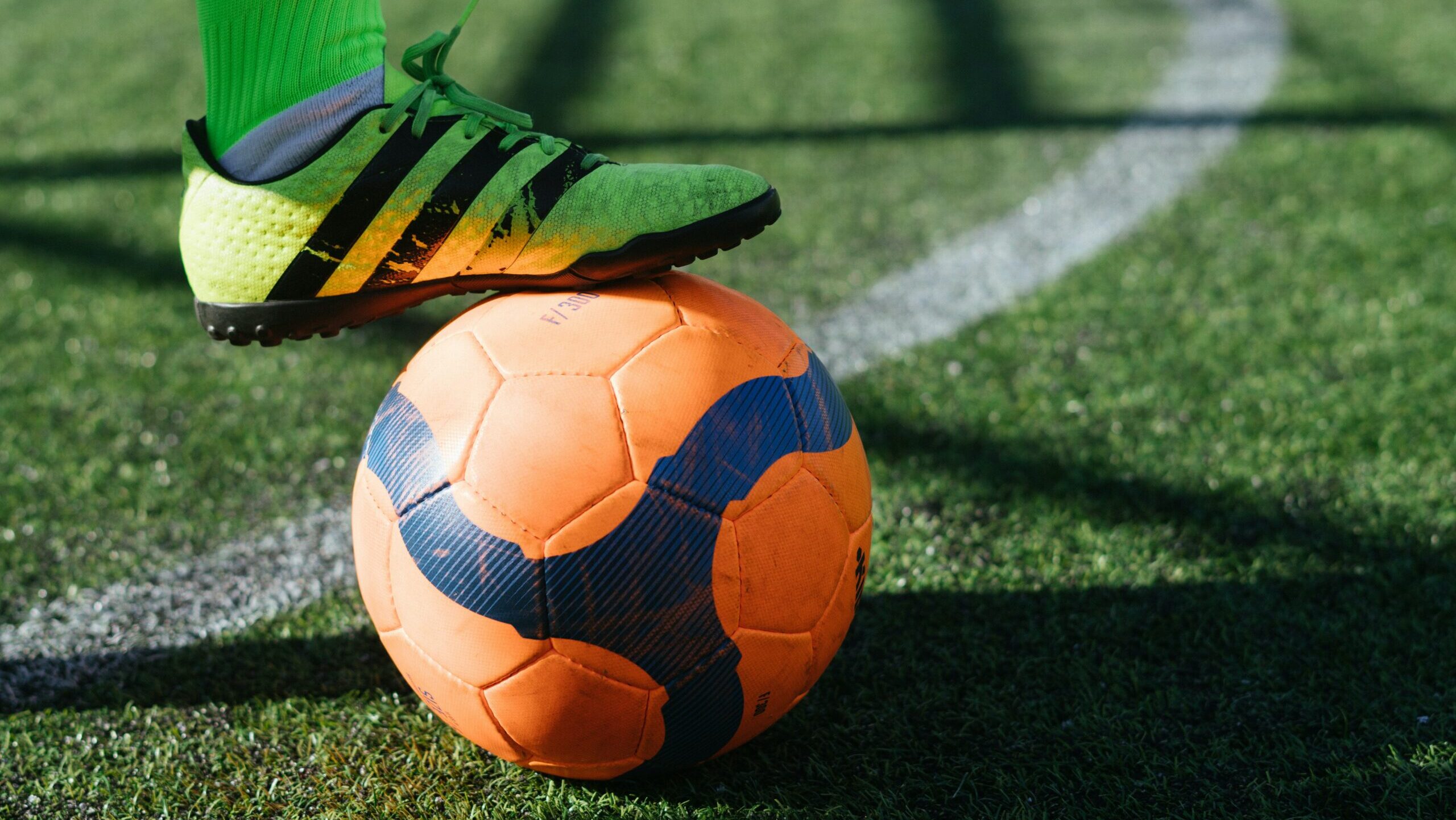 Kopacka na fudbalskoj lopti na travi