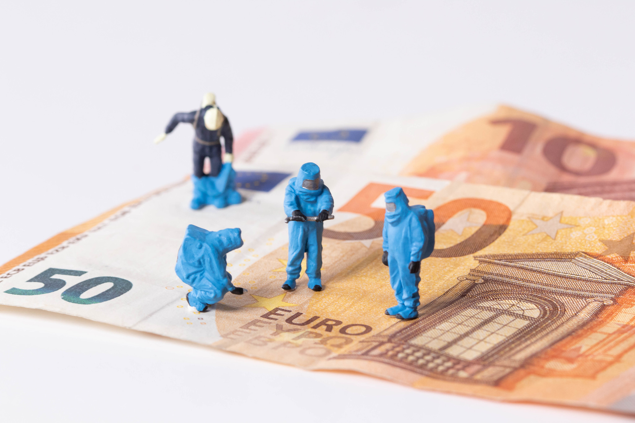 Novčanice evra na kojima stoje figurice radnika