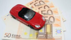 Igracka automobil na novčanicama evra