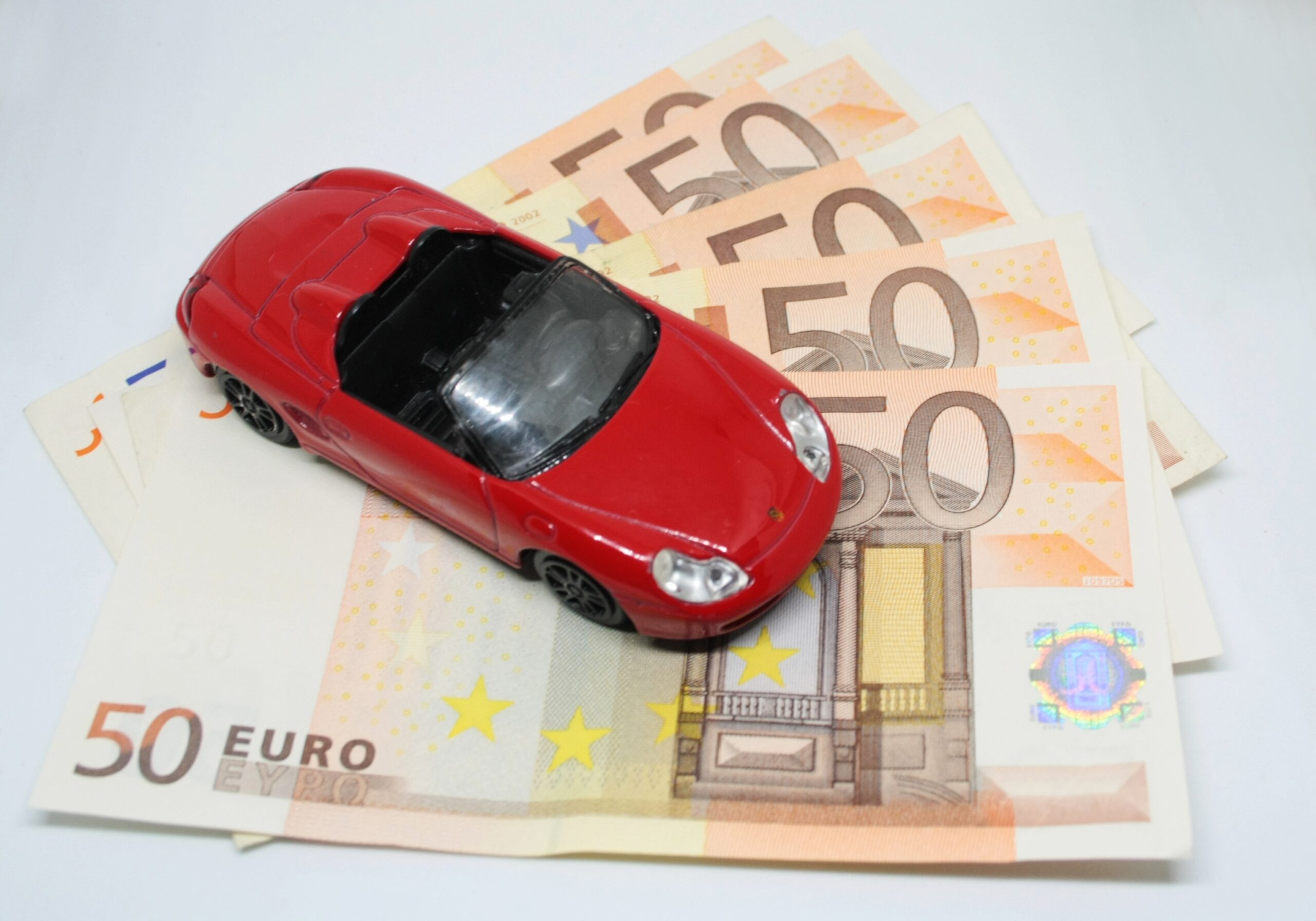 Igracka automobil na novčanicama evra
