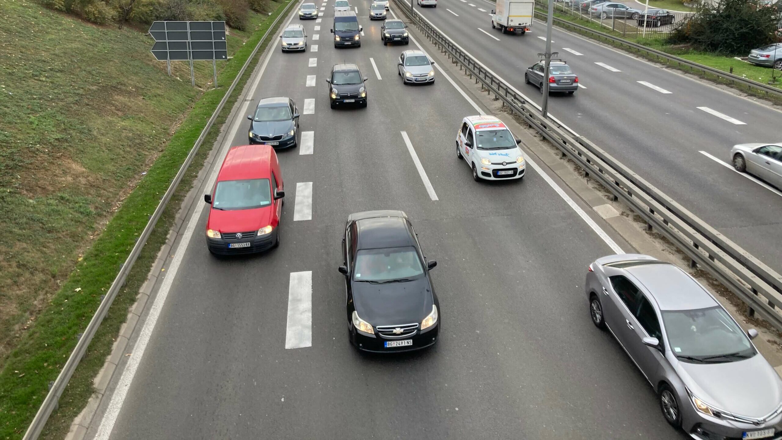 Automobili na autoputu u Beogradu