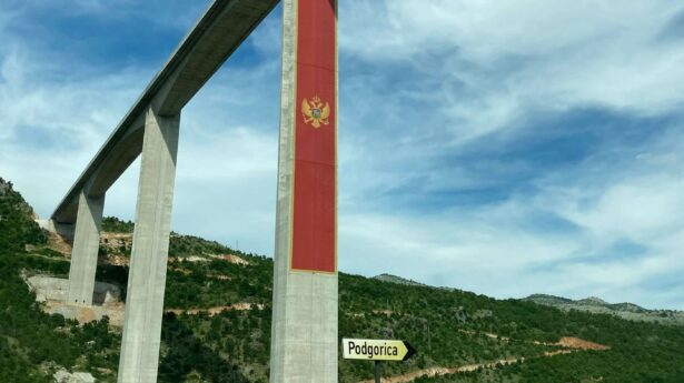 Crnogorska zastava i smernice za Podgoricu