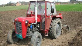 IMT traktor na njivi