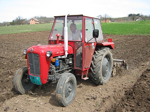 IMT traktor na njivi
