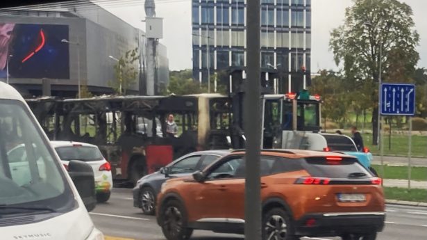 Izgoreo GSP autobus na Brankovom mostu