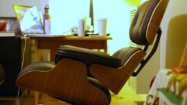 Eames Lounge stolica. Fotografija Kejsi Marsal