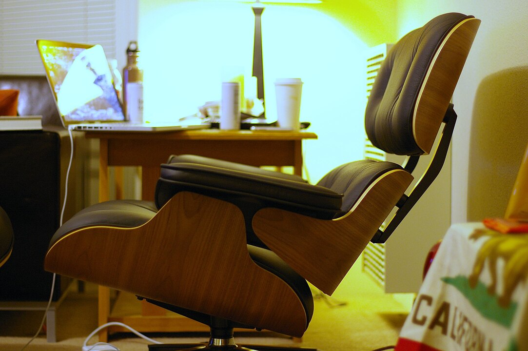 Eames Lounge stolica. Fotografija Kejsi Marsal