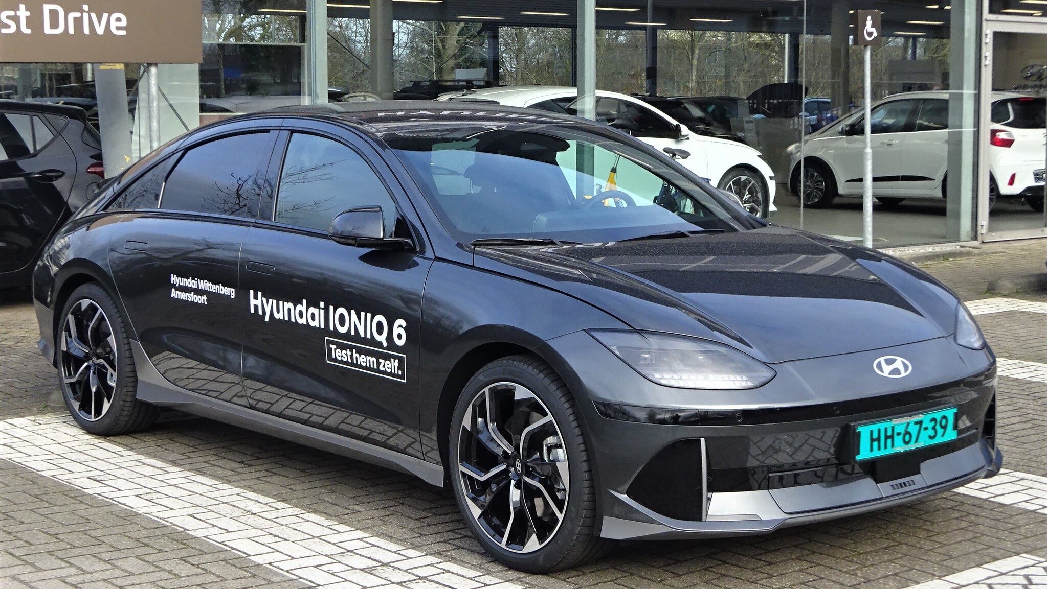 Hjundai Ioniq 6 električni automobil parkiran u Nemačkoj