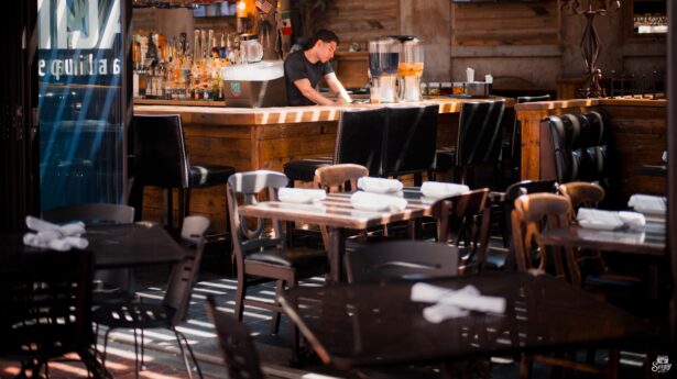 Barmen za šankom u praznom kafiću