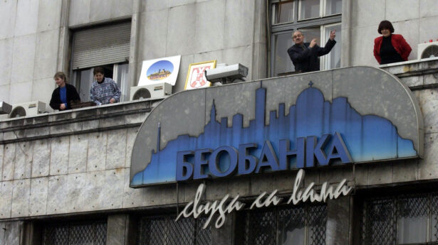 Radnici Beobanke protestuju na terasi zgrade na Zelenom vencu