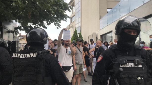 Pripadnici žandarmerije na Zelenom vencu su opkolili građane da spreče blokadu saobraćajnice, Foto Nova Ekonomija