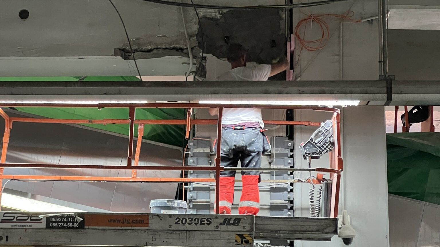 Radovi na malterisanju napuklog stuba na železničkoj stanici Prokop