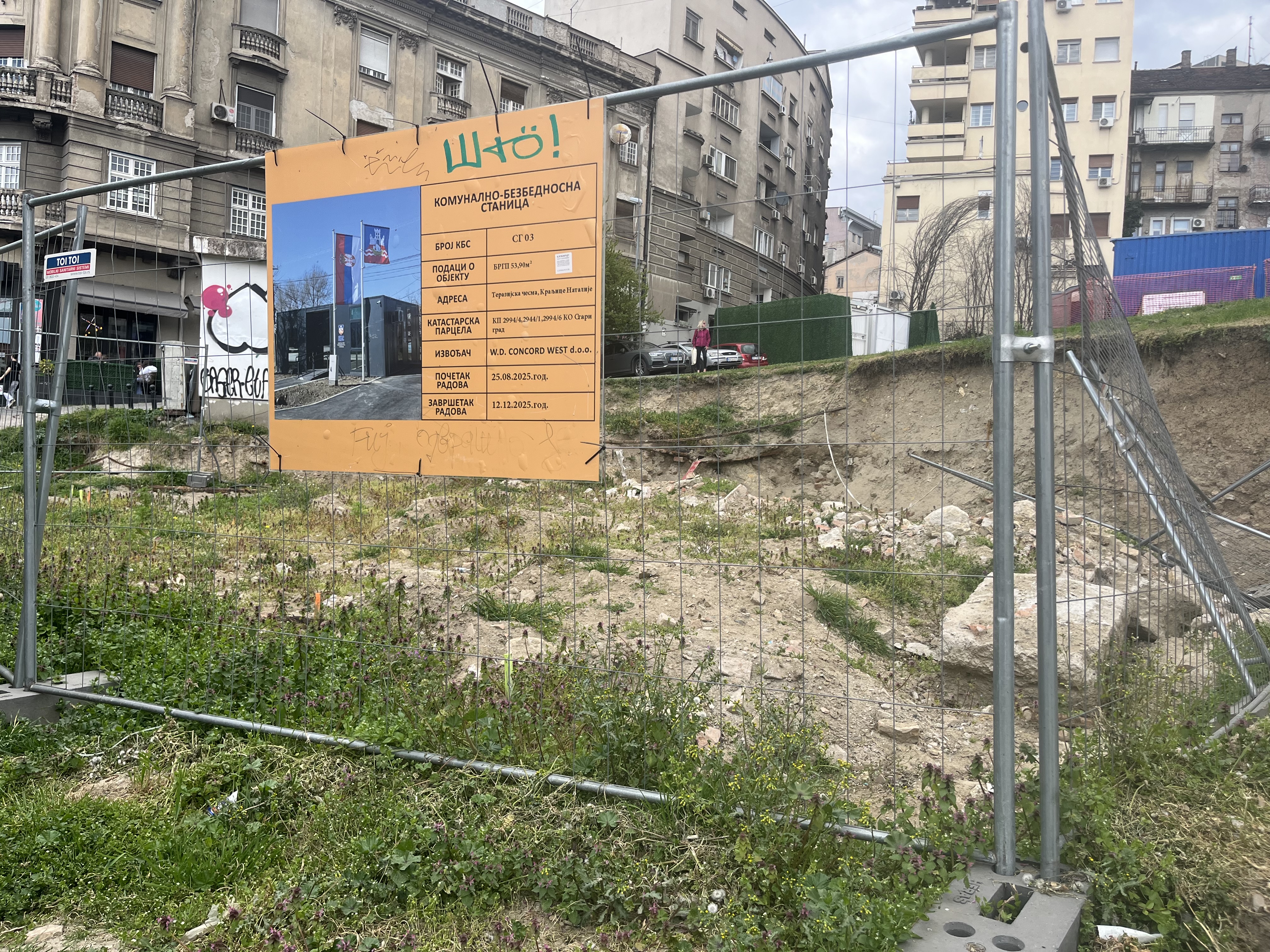 Ostavljena rupa nakon stopiranja radova u Terazijskom parku