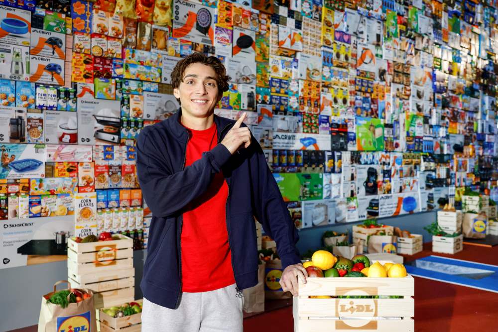 Skok godine: Armand Duplantis preskočio zid od Lidl proizvoda visok 5,5 metara