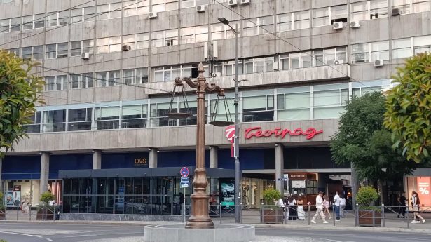 Kružni tok na Terazijama, skulptura terazija (vage), Beograd