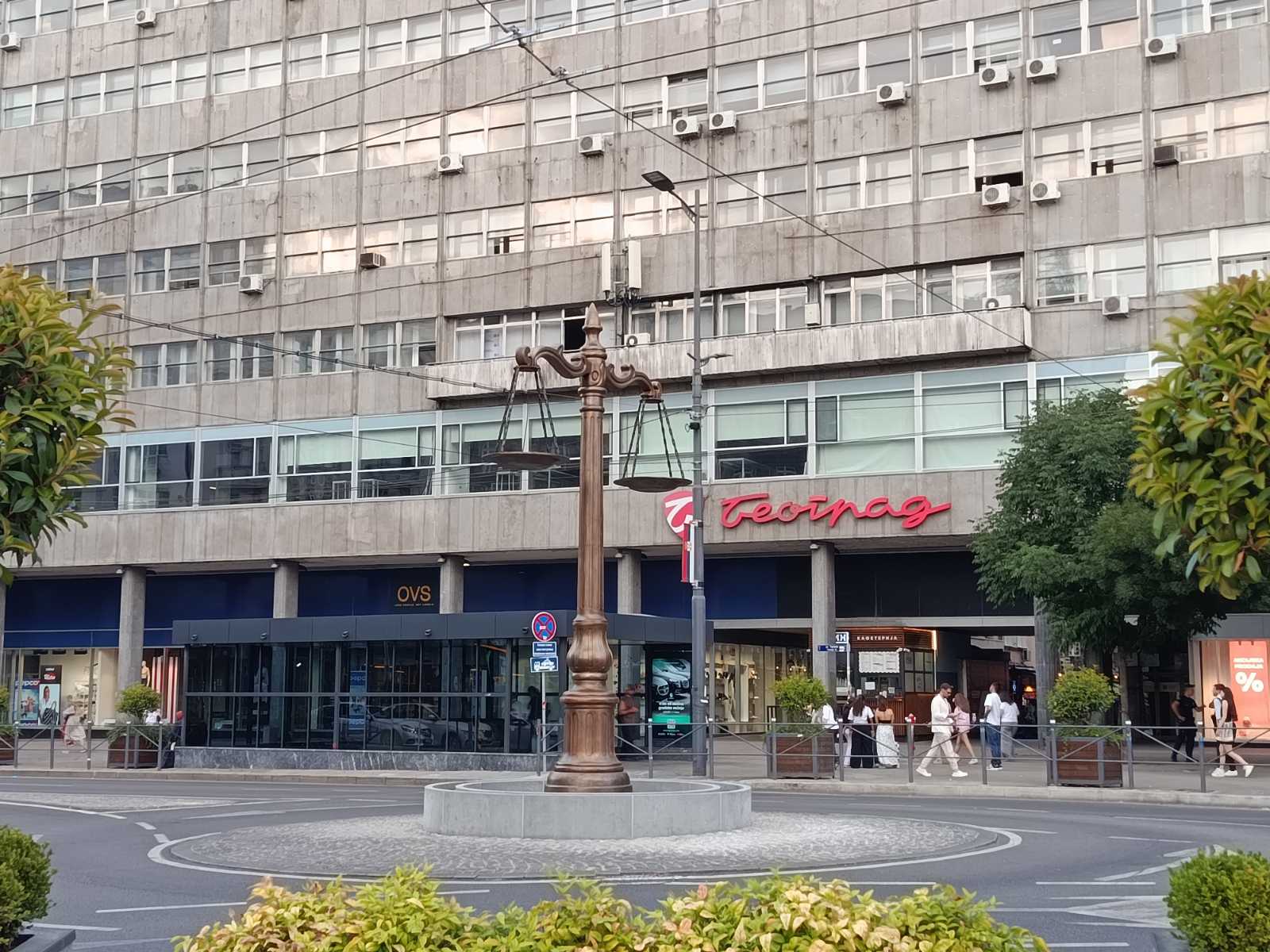 Kružni tok na Terazijama, skulptura terazija (vage), Beograd