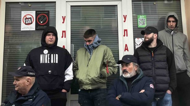 Mladići obučeni u crno, u Kuli čuvaju lokal.